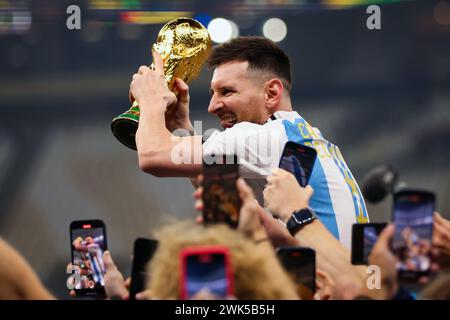 LUSAIL CITY, KATAR - 18. DEZEMBER: Lionel Messi feiert mit der WM-Trophäe nach dem Finale der FIFA Fussball-Weltmeisterschaft Katar 2022. Stockfoto