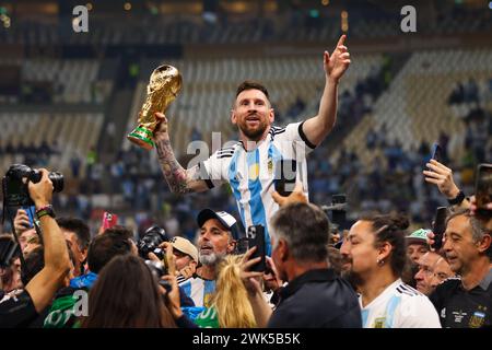 LUSAIL CITY, KATAR - 18. DEZEMBER: Lionel Messi feiert mit der WM-Trophäe nach dem Finale der FIFA Fussball-Weltmeisterschaft Katar 2022. Stockfoto