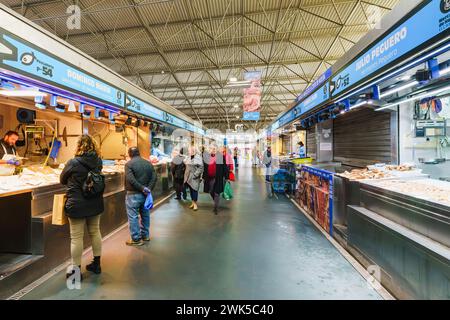 Spanien - 11. Januar 2024. Lebhafter Markt mit frischem Gemüse, Fleisch, Obst, Fisch und Nüssen Stockfoto