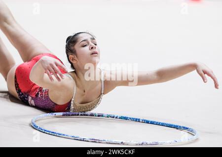 Chieti, Italien. Februar 2024. Die italienische Rhythmikturnerin Sofia Raffaeli tritt für Ginnastica Fabriano während der regulären Saison FGI 2024 Serie A1 1. Runde in der Palatricalle Chieti auf. Erste reguläre Saisonrunde der italienischen Rhythmischen Turnen-Meisterschaft 2024 in Chieti, Italien Credit: SOPA Images Limited/Alamy Live News Stockfoto