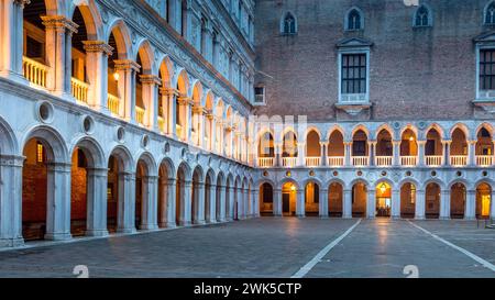 Venedig, Italien - 6. Februar 2024: Architektonische Details aus dem Inneren des Herzoglichen Palastes auf der Piazza San Marco in Venedig, Italien Stockfoto