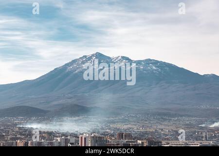 Prizren, Kosovo - 6. Februar 2024: Schneebedeckte Berge rund um die Stadt Prizren, die zweitgrößte Stadt des Kosovo. Stockfoto