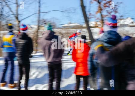 Minneapolis, Minnesota, USA. Februar 2024. Skifahrer während des 10-km-Rennens am 3. Tag der COOP FIS Cross-Country-Weltmeisterschaft 2024 am 18. Februar 2024 in Minneapolis, Minnesota, USA. (Kreditbild: © Steven Garcia/ZUMA Press Wire) NUR REDAKTIONELLE VERWENDUNG! Nicht für kommerzielle ZWECKE! Stockfoto