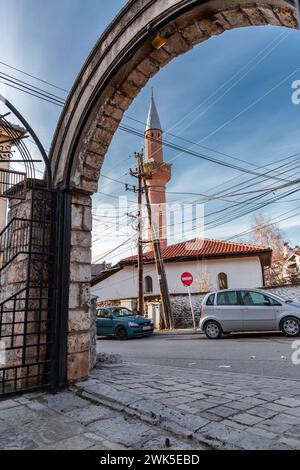 Prizren, Kosovo - 6. Februar 2024: Die Suzi Celebi Moschee ist eine Moschee aus der osmanischen Ära in Prizren, Kosovo. 1523 erbaut, das zweitälteste islamische Gebäude Stockfoto