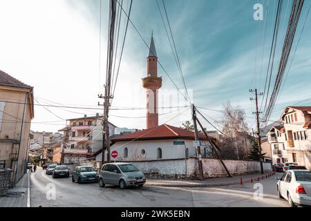 Prizren, Kosovo - 6. Februar 2024: Die Suzi Celebi Moschee ist eine Moschee aus der osmanischen Ära in Prizren, Kosovo. 1523 erbaut, das zweitälteste islamische Gebäude Stockfoto