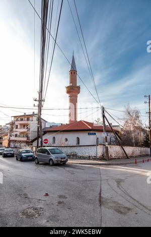 Prizren, Kosovo - 6. Februar 2024: Die Suzi Celebi Moschee ist eine Moschee aus der osmanischen Ära in Prizren, Kosovo. 1523 erbaut, das zweitälteste islamische Gebäude Stockfoto