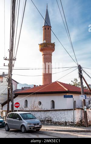 Prizren, Kosovo - 6. Februar 2024: Die Suzi Celebi Moschee ist eine Moschee aus der osmanischen Ära in Prizren, Kosovo. 1523 erbaut, das zweitälteste islamische Gebäude Stockfoto