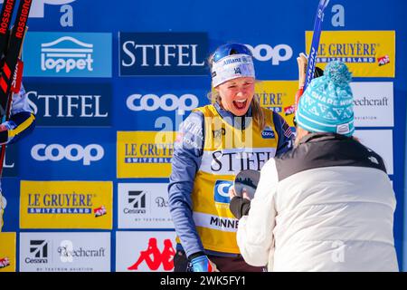 Minneapolis, Minnesota, USA. Februar 2024. JESSIE DIGGINS aus den Vereinigten Staaten feiert am 3. Tag der COOP FIS Cross-Country-Weltmeisterschaft 2024 am 18. Februar 2024 auf dem Podium des 10-km-Rennens in Minneapolis, Minnesota, USA. (Kreditbild: © Steven Garcia/ZUMA Press Wire) NUR REDAKTIONELLE VERWENDUNG! Nicht für kommerzielle ZWECKE! Stockfoto