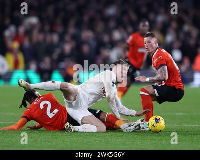 Luton, Großbritannien. Februar 2024. Gabriel Osho aus Luton Town und Ross Barkley aus Luton Town mit Rasmus Højlund aus Manchester United während des Premier League-Spiels in der Kenilworth Road, Luton. Der Bildnachweis sollte lauten: David Klein/Sportimage Credit: Sportimage Ltd/Alamy Live News Stockfoto