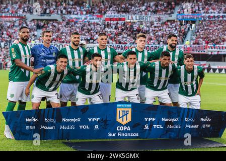 Buenos Aires, Argentinien. Februar 2024. Banfield vor dem Liga Profesional de Fútbol Spiel zwischen River Plate und Club Atlético Banfield im Mâs Monumental Stadion. Quelle: Mateo Occhi (Sporteo) / Alamy Live News Stockfoto