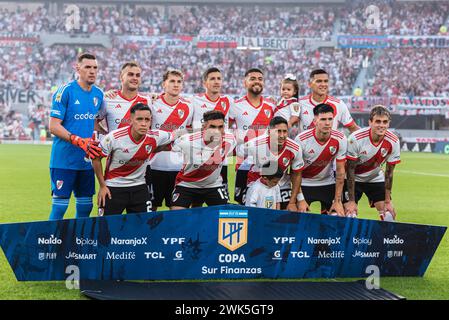 Buenos Aires, Argentinien. Februar 2024. River Plate vor dem Liga Profesional de Fútbol Spiel zwischen River Plate und Club Atlético Banfield im Mâs Monumental Stadion. Quelle: Mateo Occhi (Sporteo) / Alamy Live News Stockfoto