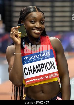 Birmingham, Großbritannien. Februar 2024. AMA Pipi aus Enfield & Haringey mit ihrer Goldmedaille für die 400-Meter-Siege der Frauen bei den Microplus UK Athletics Indoor Championships, Utilita Arena, Birmingham, UK am 17./18. Februar 2024. Foto von Gary Mitchell Credit: Gary Mitchell, GMP Media/Alamy Live News Stockfoto