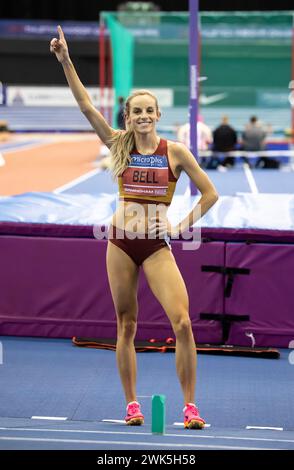 Birmingham, Großbritannien. Februar 2024. Georgia Bell von Belgrave Harriers feiert ihren Sieg in der 1500-Meter-Strecke der Frauen bei den Microplus UK Athletics Indoor Championships, Utilita Arena, Birmingham, UK am 17./18. Februar 2024. Foto von Gary Mitchell Credit: Gary Mitchell, GMP Media/Alamy Live News Stockfoto