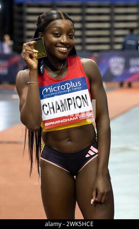 Birmingham, Großbritannien. Februar 2024. AMA Pipi aus Enfield & Haringey mit ihrer Goldmedaille für die 400-Meter-Siege der Frauen bei den Microplus UK Athletics Indoor Championships, Utilita Arena, Birmingham, UK am 17./18. Februar 2024. Foto von Gary Mitchell Credit: Gary Mitchell, GMP Media/Alamy Live News Stockfoto