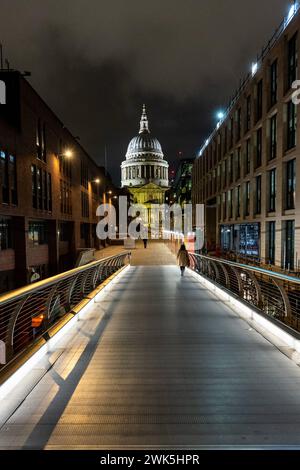 Millennium Bridge, Blick auf St. Pauls, Stadtteil London Borough of Southwark, 06.02.2024, Panorama Blick, Nachts, illuminiert, London Southwark England Vereinigtes Königreich *** Millennium Bridge, Blick auf St Pauls, London Borough of Southwark, 06 02 2024, Panoramablick, Nacht, beleuchtet, London Southwark England Vereinigtes Königreich London 5-8.2.24 LR-4916 Stockfoto