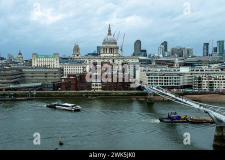 Millennium Bridge, Blick auf St. Pauls von Tate Modern herüber, London 06.02.2024, Panorama Blick, London Southwark England Vereinigtes Königreich *** Millennium Bridge, Blick auf St Pauls von Tate Modern Over, London 06 02 2024, Panorama View, London Southwark England Vereinigtes Königreich London 5-8.2.24 LR-4816 Stockfoto