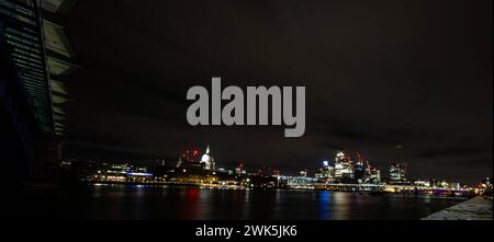 Millennium Bridge, Blick auf St. Pauls, Stadtteil London 06.02.2024, Panorama Blick, Nachts, illuminiert, Skyline London Southwark England Vereinigtes Königreich *** Millennium Bridge, Blick auf St Pauls, Bezirk London 06 02 2024, Panoramablick, Nacht, beleuchtet, Skyline London Southwark England Großbritannien London 5-8.2.24 LR-4677 Stockfoto