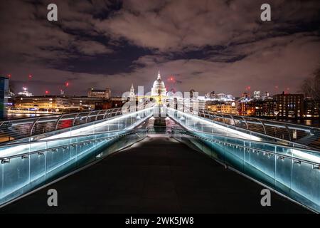 Millennium Bridge, Blick auf St. Pauls, Stadtteil London 06.02.2024, Panorama Blick, Nachts, illuminiert, Skyline London Southwark England Vereinigtes Königreich *** Millennium Bridge, Blick auf St Pauls, Bezirk London 06 02 2024, Panoramablick, Nacht, beleuchtet, Skyline London Southwark England Großbritannien London 5-8.2.24 LR--8 Stockfoto