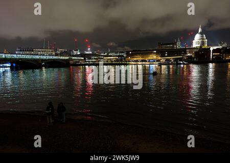 Millennium Bridge, Blick auf St. Pauls, Stadtteil London Borough of Southwark, 06.02.2024, Panorama Blick, Nachts, illuminiert, Skyline London Southwark England Vereinigtes Königreich *** Millennium Bridge, Blick auf St Pauls, London Borough of Southwark, 06 02 2024, Panoramablick, Nacht, beleuchtet, Skyline London Southwark England Großbritannien London 5-8.2.24 LR-16 Stockfoto