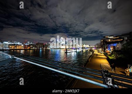 Millennium Bridge, Blick auf St. Pauls, Stadtteil London 06.02.2024, Panorama Blick, Nachts, illuminiert, Skyline London Southwark England Vereinigtes Königreich *** Millennium Bridge, Blick auf St Pauls, Bezirk London 06 02 2024, Panoramablick, Nacht, beleuchtet, Skyline London Southwark England Vereinigtes Königreich London 5-8.2.24 LR- Stockfoto