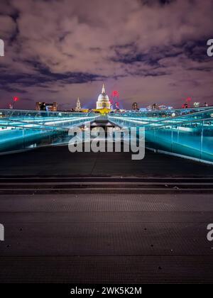 Millennium Bridge, Blick auf St. Pauls, Stadtteil London Borough of Southwark 05.02.2024, Nachtaufnahme, illuminiert, Wolken London Southwark England Vereinigtes Königreich *** Millennium Bridge, Blick auf St Pauls, London Borough of Southwark 05 02 2024, Nachtaufnahme, beleuchtet, Wolken London Southwark England Vereinigtes Königreich London 5-8.2.24 iphone LR-6474 Stockfoto