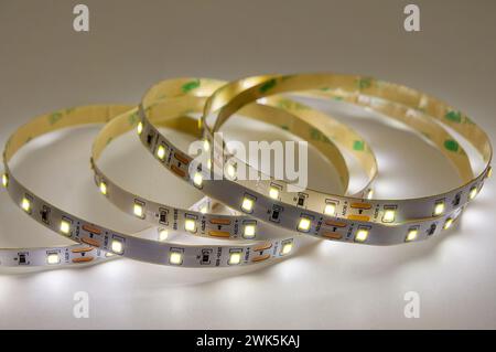 LED-Streifen leuchtet, Lichterband. Diodenstreifen zur Dekoration von Innenräumen. Nahaufnahme Stockfoto
