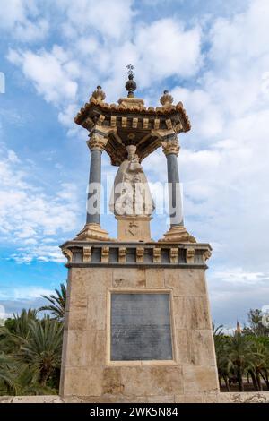 Valencia, Spanien - 02.08.2024: Historische Brücke Puente del Real im Turia River Park in Valencia. Stockfoto