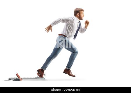 Profilaufnahme eines Angestellten, der aus Startblöcken läuft, isoliert auf weißem Hintergrund Stockfoto