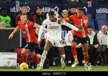 Kenilworth Road, Luton, Bedfordshire, Großbritannien. Februar 2024. Premier League Football, Luton Town gegen Manchester United; Marcus Rashford von Manchester United spielt gegen Ross Barkley und Gabriel Osho von Luton Town Credit: Action Plus Sports/Alamy Live News Stockfoto