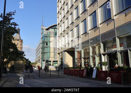 Streetscene im Zentrum von Sheffield England Großbritannien, Mercure Hotel und Café Rouge Stockfoto