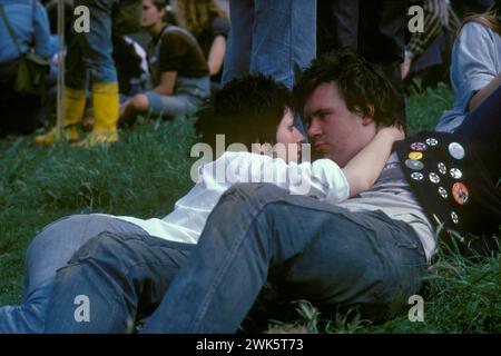 Verliebtes Punk-Paar schauen sich gegenseitig in die Augen Hyde Park London 1985 1980er England UK HOMER SYKES Stockfoto