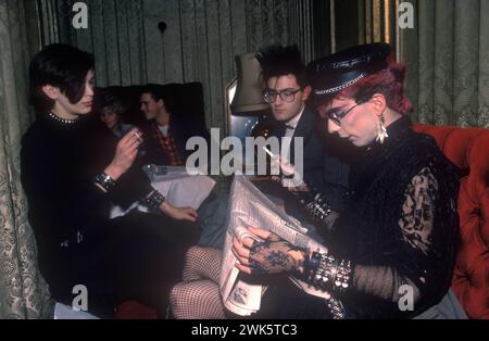 Titanic Club London 1983. New Romantics, in den frühen 1980er Jahren gab es eine Mischung aus Punk-Mode, spitzen Haaren und Ketten und dem weicheren Look der New Romantics. England. UK HOMER SYKES Stockfoto