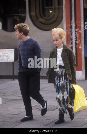 Street Fashion 1980s UK. Junge Erwachsene Teenager-Paar, die an einem Samstagnachmittag 1983 die King Road Chelsea London entlang laufen. England HOMER SYKES Stockfoto