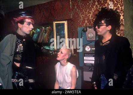 Titanic Club London 1983. New Romantics, in den frühen 1980er Jahren gab es eine Mischung aus Punk-Mode, spitzen Haaren und Ketten und dem weicheren Look der New Romantics. England. UK HOMER SYKES Stockfoto