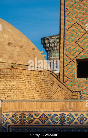 Kuppeln und Minarette erheben sich aus den Madrasas von Registan, Samarkand, Usbekistan Stockfoto