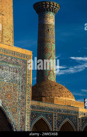 Kuppeln und Minarette erheben sich aus den Madrasas von Registan, Samarkand, Usbekistan Stockfoto