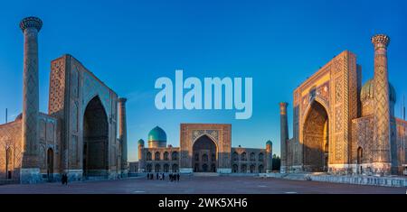 Kanonischer Blick auf den Registan-Platz bei Sonnenuntergang, Samarkand Stockfoto