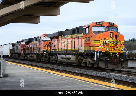 Stanwood, WA, USA - 2. Februar 2024; BNSF-Güterzug am Bahnhof Stanwood mit drei Motoren Stockfoto