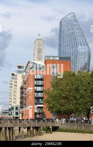 London, Großbritannien - 28. Juli 2023; Blick auf die Stadt entlang der Londoner Southbank von OXO und One Blackfriars Building Stockfoto