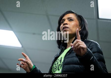 Angela Alsobrooks, eine Kandidatin für den US-Senat in Maryland, spricht am Sonntag, den 18. Februar, mit Freiwilligen der Wahlkampagne, während einer Veranstaltung im Außendienst von Alsobrooks for Senate Montgomery County, in Silver Spring, MD. 2024. im Senat von Maryland tritt Angela Alsobrooks, die Executive von Prince George County, in der demokratischen Vorwahl gegen den Abgeordneten David Trone (D-MD) an, während der ehemalige Gouverneur von Maryland Larry Hogan kürzlich eine Überraschungskampagne für die republikanische Nominierung ankündigte. (Graeme Sloan/SIPA USA) Stockfoto