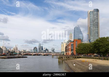 London, Großbritannien - 28. Juli 2023; Southbank Tower One Blackfriars und OXO Gebäude am Südufer der Themse Stockfoto