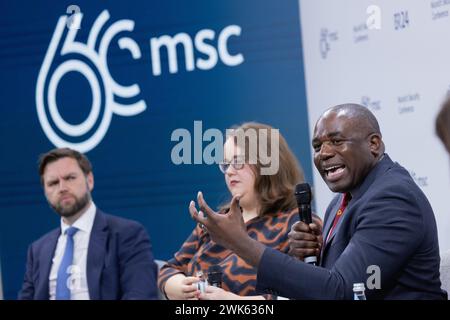 München, Deutschland. Februar 2024. Der britische Schattenaußenminister David Lammy, rechts, kommentiert bei einer Podiumsdiskussion zum Thema „die EU und ihre Partner herausfinden“ auf der 60. Münchner Sicherheitskonferenz im Hotel Bayerischer Hof am 18. Februar 2024 in München. Von links: US-Senator J.D Vance, Ricarda lang und David Lamb. Quelle: Michaela Stache/Münchner Sicherheitsgipfel/Alamy Live News Stockfoto