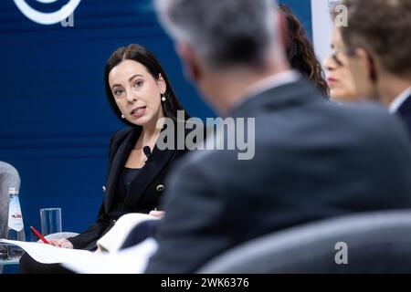 München, Deutschland. Februar 2024. Die südafrikanische Schattenaußenministerin Emma Louise Powell kommentiert während einer Podiumsdiskussion „keine Zeit zu verlieren: Blick auf sechzig Jahre voraus in der Geopolitik“ auf der 60. Münchner Sicherheitskonferenz im Hotel Bayerischer Hof am 17. Februar 2024 in München. Quelle: Michaela Stache/Münchner Sicherheitsgipfel/Alamy Live News Stockfoto