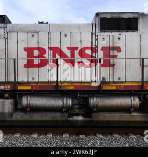 Stanwood, WA, USA – 2. Februar 2024; BNSF-Firmenlogo in Rot und Silber auf der Seite des Motors in der Aufschrift mit Warnhaube Stockfoto