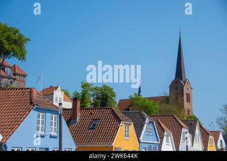 Bunte Häuser und die St. Marie-Kirche in der dänischen Stadt Sønderborg Stockfoto