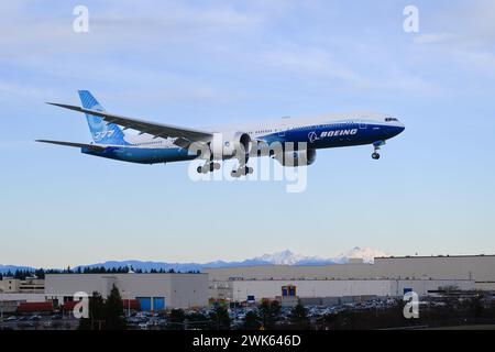 Everett, WA, USA – 16. Februar 2024; Boeing 777-9-Prototyp eines 777X-Flugzeugs im Endanflug zur Landung im Abendlicht Stockfoto