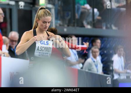 Leipzig, Deutschland. Februar 2024. Leipzig, 18. Februar 2024: Alica Schmidt (SCC Berlin) vor dem Finale über 400 Meter bei der Deutschen Hallenathletik-Meisterschaft 2024 in der Quarterback Immobilien Arena, Leipzig (Sven Beyrich/SPP) Credit: SPP Sport Pressefoto. /Alamy Live News Stockfoto