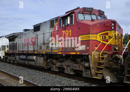 Stanwood, WA, USA - 2. Februar 2024; BNSF-Motor in Wabenlackierung mit Schmutz und Grimm industrieller Tätigkeit Stockfoto