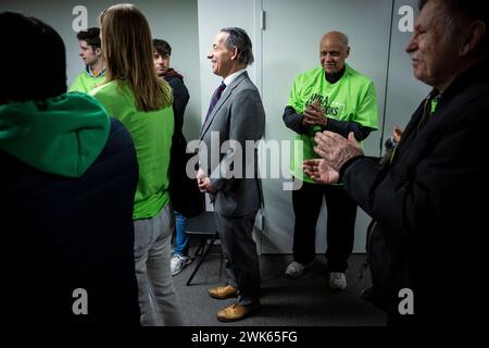 Silver Spring, USA. Februar 2024. Der Vertreter Jamie Raskin (D-MD) steht bei einer Veranstaltung im Außenbüro des Senats von Montgomery County in Silver Spring, MD, am Sonntag, den 18. Februar, unter den Freiwilligen der Kampagne. 2024. im Senat von Maryland tritt Angela Alsobrooks, die Executive von Prince George County, in der demokratischen Vorwahl gegen den Abgeordneten David Trone (D-MD) an, während der ehemalige Gouverneur von Maryland Larry Hogan kürzlich eine Überraschungskampagne für die republikanische Nominierung ankündigte. (Graeme Sloan/SIPA USA) Credit: SIPA USA/Alamy Live News Stockfoto