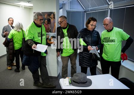 Silver Spring, USA. Februar 2024. Der Vertreter Jamie Raskin (D-MD), ganz links, spricht mit Freiwilligen während einer Kampagne von Angela Alsobrooks für den US-Senat, am Sonntag, den 18. Februar, in Silver Spring, MD. 2024. im Senat von Maryland tritt Angela Alsobrooks, die Executive von Prince George County, in der demokratischen Vorwahl gegen den Abgeordneten David Trone (D-MD) an, während der ehemalige Gouverneur von Maryland Larry Hogan kürzlich eine Überraschungskampagne für die republikanische Nominierung ankündigte. (Graeme Sloan/SIPA USA) Credit: SIPA USA/Alamy Live News Stockfoto